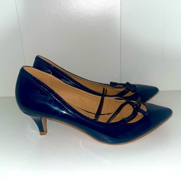Vintage Shoes - Kitten heels pointed toe heels Blue low heels patent heels